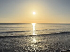 A sunset over a calm sea with gentle waves. - Bungalow with AC - 4 guests (Linguizzetta)