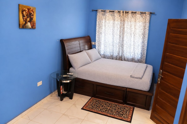 Room - Alpha's Escape Wi-Fi TV Kitchen AC DSTV Ensuite Bath (Adenta Municipality)