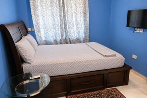 Room - Alpha's Escape Wi-Fi TV Kitchen AC DSTV Ensuite Bath (Adenta Municipality)