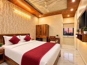 Un dormitorio moderno con una cama grande, techo de madera y vistas a la ciudad.
