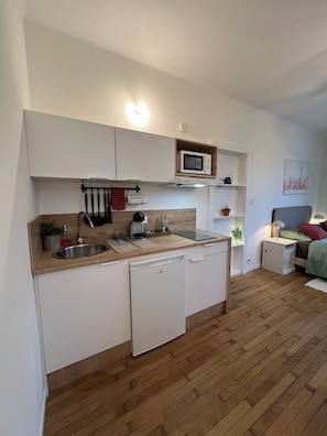A compact kitchen with a dishwasher, a microwave, and a sink. - New Listing (L'Union)