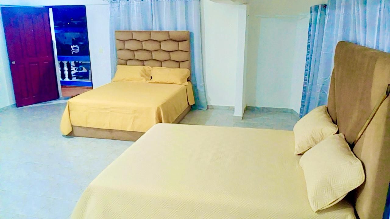 Een kamer met een bed, een stoel en een kledingkast.