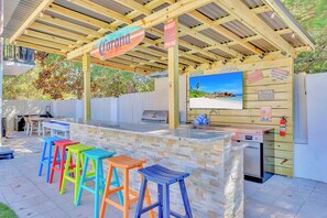 Outdoor dining - The Red Cruise Ship House Right Across from Beach/Bar/Hottub/minigolf/arcade (Myrtle Beach)