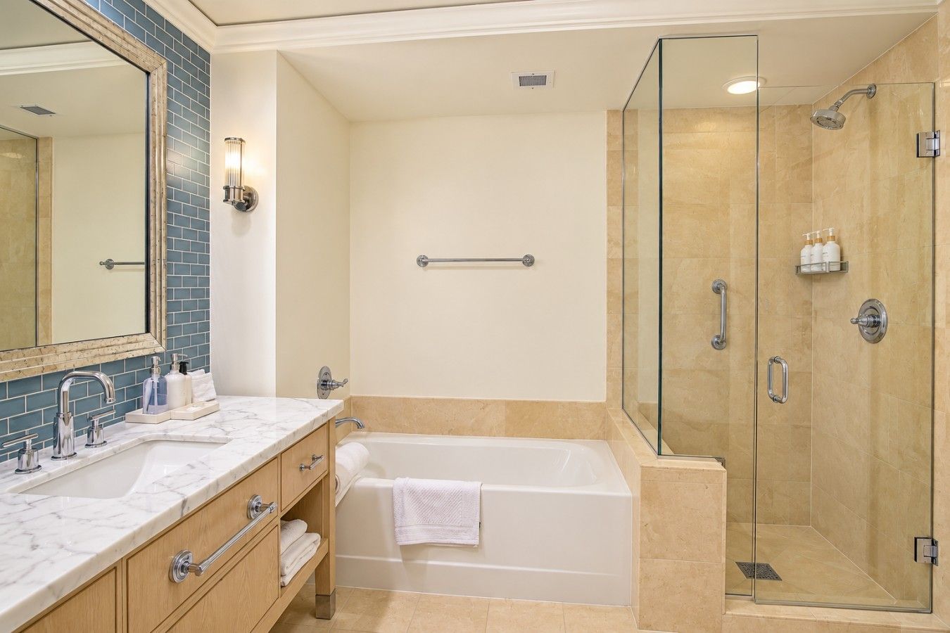 Une salle de bain moderne dotée d’une baignoire, d’une douche à parois de verre et d’un meuble-lavabo avec un miroir et un évier.