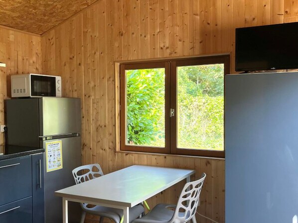Dining - Cozy chalet with AC - 2 guests, pets welcome (Angicourt)