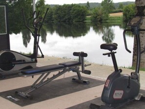 Outdoor gym equipment near a lake. - Chalet, pets OK, AC - 8 guests (Badefols-sur-Dordogne)