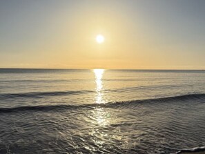 A sunset over a calm sea with gentle waves. - Chalet with AC - 4 guests (Linguizzetta)