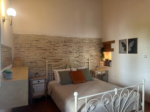 Room - Traditional Venetian House just 70m. from the beach (Rethymno)