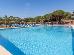 A clear blue pool with blue lounge chairs lined up along the edge. - Bungalow with AC, pets allowed - 8 guests (Marbella)