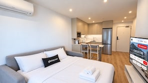A modern hotel room with a bed, a desk, and a kitchenette. - The greatest stay in Gibraltar (Gibraltar)