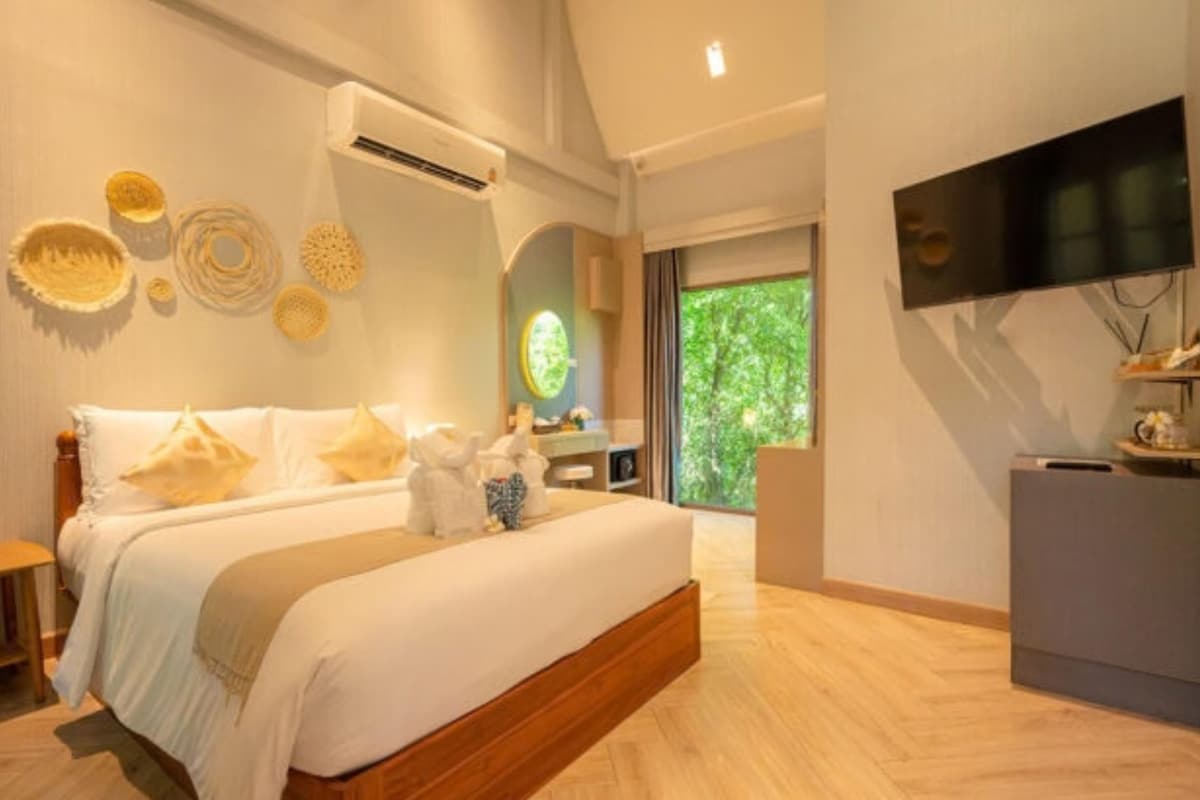 Un dormitorio moderno con cama, mesita de noche y televisor.