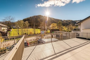 A balcony with a view of a mountain and a clear sky. - Mountain Lodge Apartment (Gröbming)