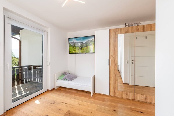 Una habitación con una cama, una ventana y una puerta.