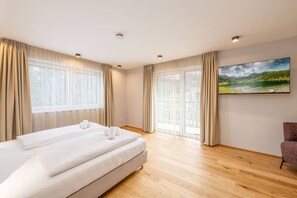 Ein Hotelzimmer mit Bett, Fernseher und Seeblick.