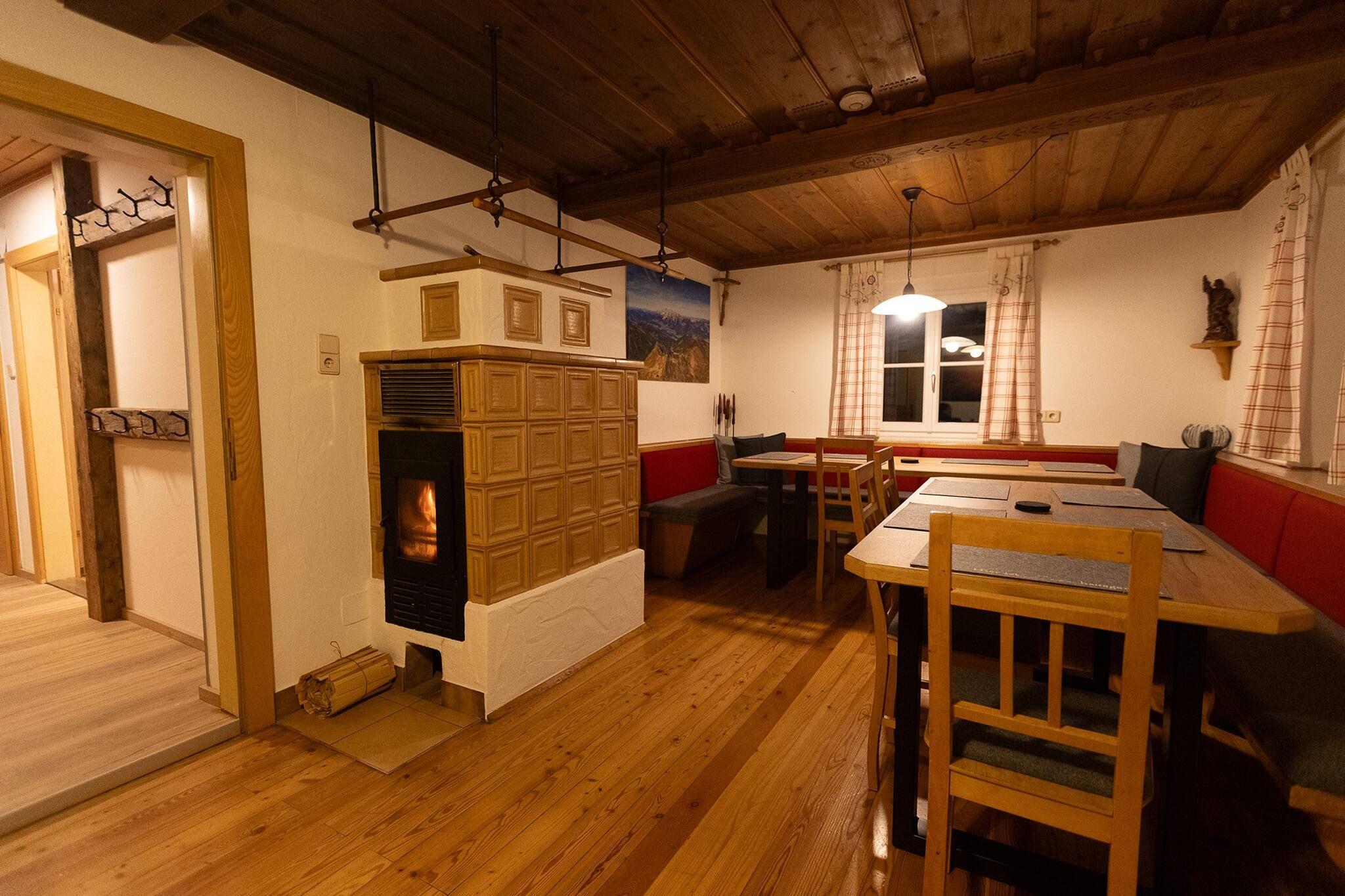 Ein gemütliches Zimmer mit Kamin, Holzmöbeln und einem Fenster mit Vorhängen.