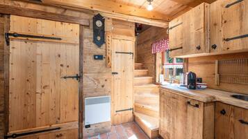 Un intérieur en bois avec un escalier menant à une cuisine.