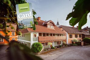Un edificio europeo tradizionale con un'insegna che indica un servizio carte.
