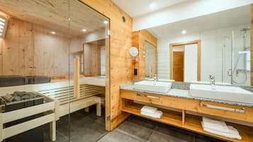 Ein modernes Badezimmer mit Holzakzenten, einer Duschkabine aus Glas und einer Sitzecke mit einer Bank.