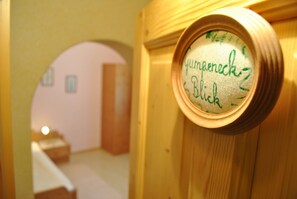 Una porta de fusta amb una finestra circular que mostra el text 'yumaneck Blick'.