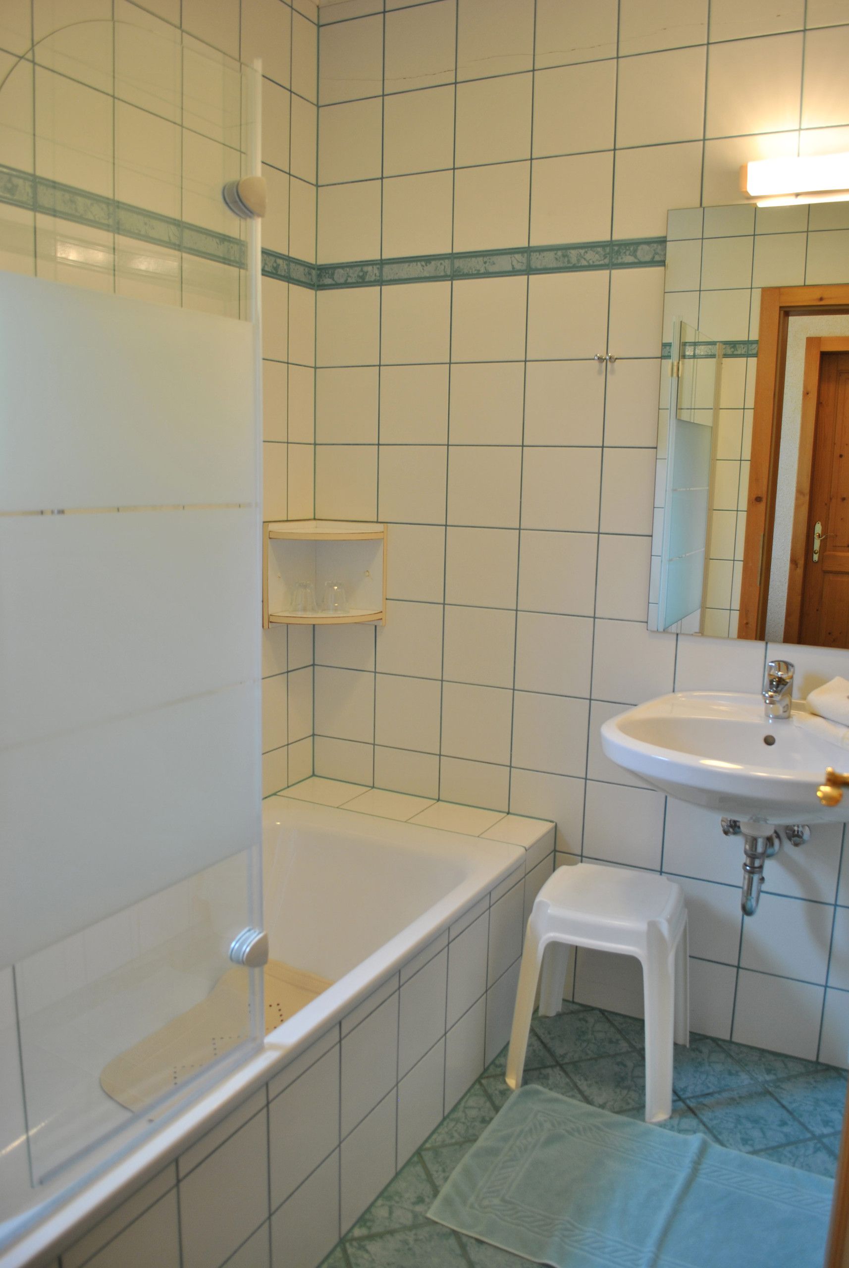 Un baño con bañera, lavabo y ducha.