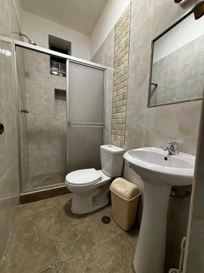 A bathroom with a toilet, sink, and shower. - Olespier Hostel (AREQUIPA)