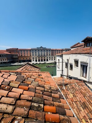 A view of a historic building with a courtyard and a canal. - Room 'Matrimoniale 1' with Wi-Fi (Venezia)
