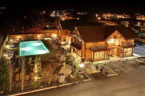 A hotel with a swimming pool, a parking lot, and a view of the surrounding area. - Chelan | Family Lake Retreat | Pool + Lake | 3BR Sleeps 8 (Chelan)