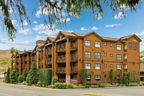 A multi-story hotel with balconies, a sign reading 'Lake House at Cheyenne,' and a clear sky. - Chelan | Family Lake Retreat | Pool + Lake | 3BR Sleeps 8 (Chelan)