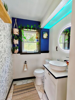 Bathroom - Oakwood Hill - 4mi to downtown/Nissan Stadium - Full home with private back yard (Nashville)