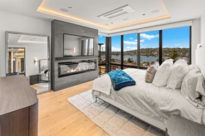 Room - Stunning Modern Luxury View Home in the Heart of Seattle (Seattle)