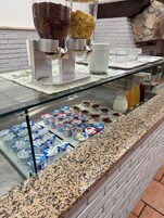 Un bufé de desayuno con una variedad de comidas y bebidas.