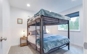Room - 3 bedroom Mountain Retreat with hottub, sauna. 25 minutes from Rainer/Whitepass (Packwood)