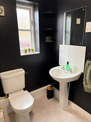 Bathroom - Sit back and relax in this stylish apartment! (Yeovil)