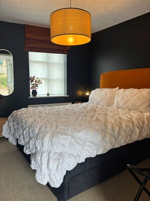 Room - Sit back and relax in this stylish apartment! (Yeovil)