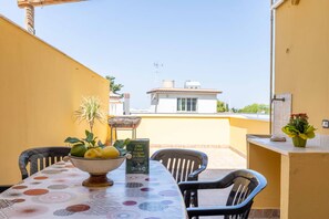 Outdoor dining - Partanna Living (Partanna)