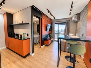 Een moderne keuken met een eethoek, een ingebouwde televisie en uitzicht over de stad.