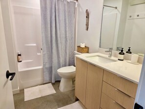 Common bathroom  -  Methow River Suite at RiversMeet-Dog Friendly, River Views, in Winthrop (Winthrop)