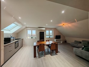 Un loft moderno con comedor, cocina y sala de estar.