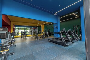 Een moderne sportschool met loopbanden, krachtapparaten en een fris kleurenschema.