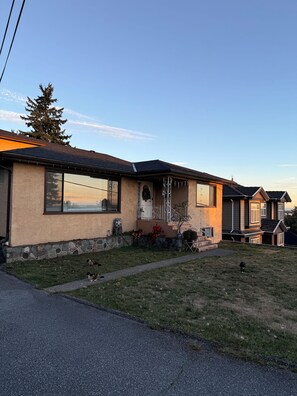 Exterior - Spacious Hillside Home | City View | Free Parking (Burnaby)