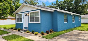 Exterior - The Blue Haven, 3BR House Near Convention Center. (Palmetto)
