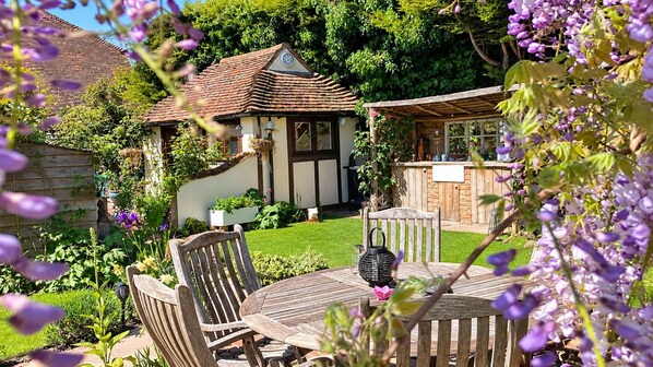 Outdoor dining - Petite Gite, Sleeps 2 With Garden & Parking (West Malling)