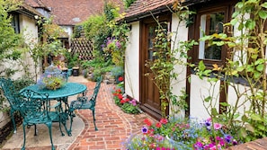 Outdoor dining - Petite Gite, Sleeps 2 With Garden & Parking (West Malling)