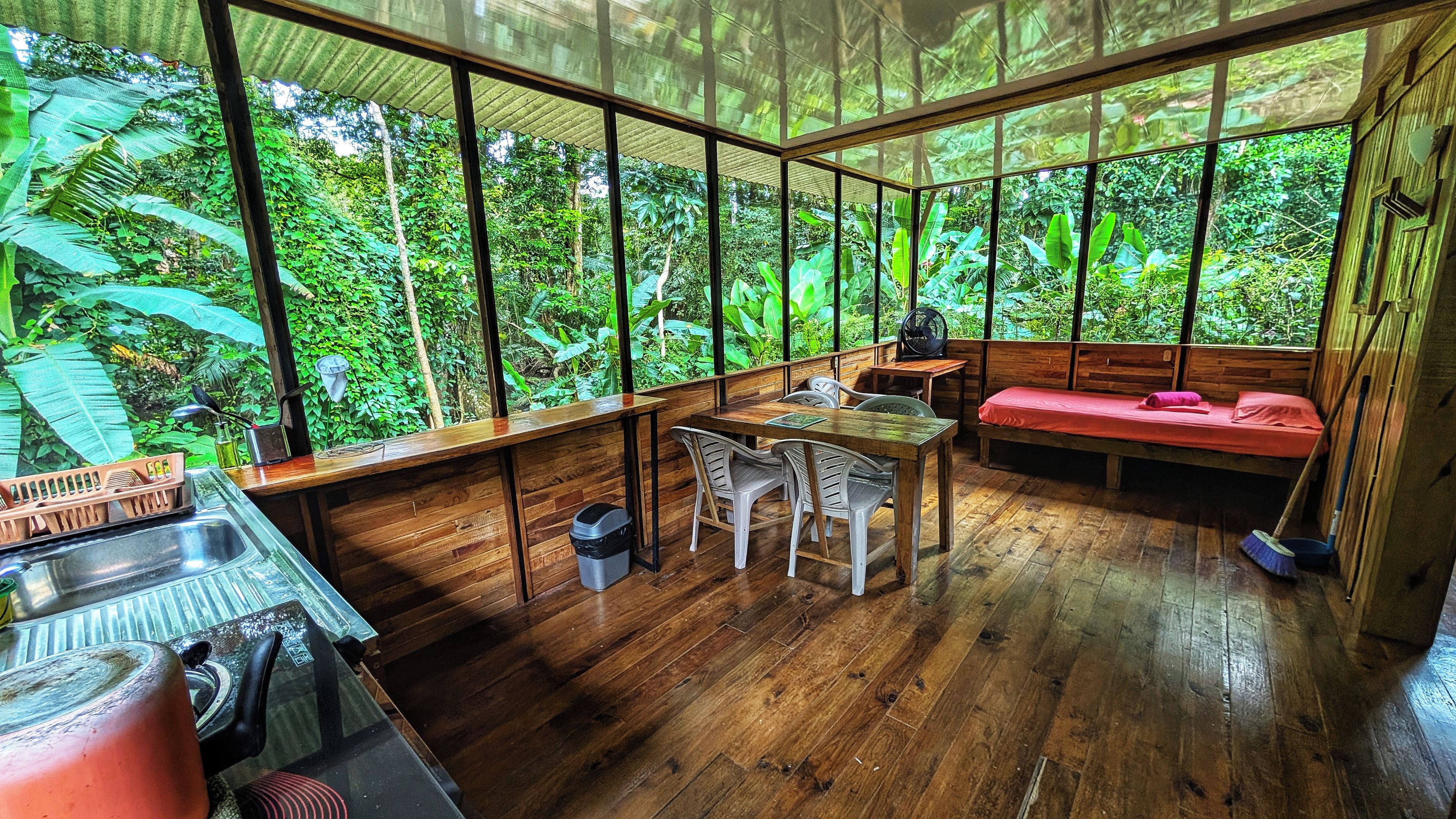 Un interior de madera con una mesa de comedor, sillas y un banco.