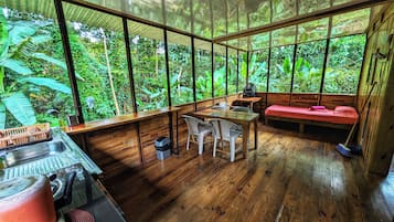 Un interior de madera con una mesa de comedor, sillas y un banco.