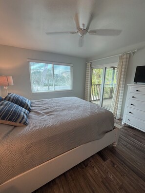 Room - No bridges, No crowds, Private Beaches, and Ferry ride to your Island Escape! (Placida)