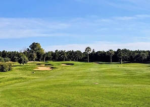 A golf course with well-maintained grass, sand bunkers, and a clear sky. - La Perla Azure3br Pool - 12-min Walk to the Beach (Hammamet)