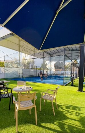An outdoor swimming pool area with a covered seating area and artificial grass. - La Perla Azure3br Pool - 12-min Walk to the Beach (Hammamet)