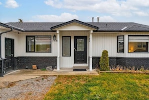 Exterior - Room-lake House With View - Pool Table - (West Kelowna)