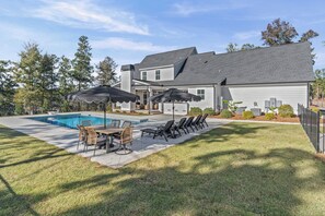 Il s’agit d’une propriété résidentielle dotée d’une piscine, d’un espace extérieur aménagé et d’une grande maison.